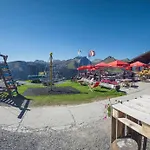 Berghostel Rinerhorn By Mountain *